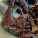 フィエルテ - もも肉はコンフィにしてから皮目をパリッと焼いてあります。身がほろほろに解けます♡