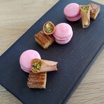 フィエルテ - かわいい❣️お茶菓子♡リンゴと生姜のマカロン⭐️ラングドゥシャをクルッと巻いて焼き、中にレモンクリームを詰め、砕いたピスタチオをトッピングしたもの♡ガレットブルトンヌ♡