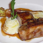 コーダリー - もち豚のコンフィとワワサイ、ベーコン巻きのグリルとマッシュポテト