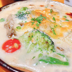 アイアン タイガー - たっぷりキノコとサーモンとアボカドのウニクリームグラタン　アップ