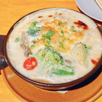 アイアン タイガー - たっぷりキノコとサーモンとアボカドのウニクリームグラタン　980円