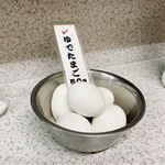 Hakata Meibutsu Nagahama Ra-Men Nagahama Ichiban - 茹で卵も一つ塩をかけてパクリ(^^♪