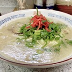 Hakata Meibutsu Nagahama Ra-Men Nagahama Ichiban - 長浜ラーメン　豚骨スープの表面に薄く膜がはり光を受けてギラリ♬