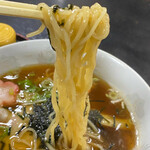 角屋 - 多加水平打ち縮れ麺は自家製麺