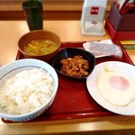 Nakau - 目玉焼き牛小鉢定食
                        たまに食べたい朝定食