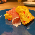 個室 塊肉×農園野菜　Nick&Noojoo - お通しの卵と生ハム