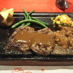 ハングリータイガー - 炭焼きのハンバーグが鉄皿でジュージューで運ばれ、目の前で切り分けるスタイルはハングリータイガーが発祥と言われている