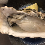 ヤオロズクラフト - 「マルえもん」の焼き牡蠣。