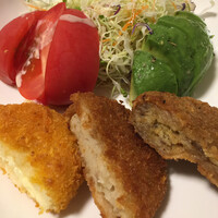 大和榛原牛 うし源 本店 - 左から､チーズ・ビーフコロッケ・めんち(2020.10.現在)