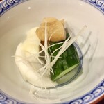 鳥田中 - このお新香ももちろん自家製　脇に取っておいて酒のアテにします