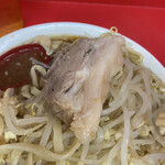 ラーメン二郎 - 豚ちゃん二枚目。脂が美味しいー♪