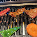 焼肉レストラン大門 - 焼き過ぎないように気を付けて