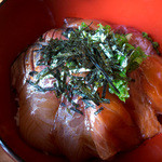 味処 銀の里 - 「週替わりランチ」（880円）のメイン「醤油漬け海鮮丼」。新鮮なお魚がギッシリと。