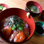 味処 銀の里 - 「週替わりランチ」（880円）。「海鮮丼」を選びましたが、この他にサラダ、温物がつきます。