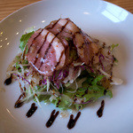 味処 銀の里 - 「週替わりランチ」（880円）のサラダ。合鴨のお肉がのってバルサミコ酢がかけられてとてもお洒落なサラダ。とっても美味しかったです。