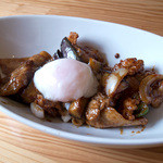 味処 銀の里 - たっぷりな糸島豚と茄子の上に半熟卵。とっても美味しかったぁ～。