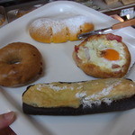 (上)マンゴークリームパン、(左)アップルシナモンベーグル、(下)カフェナッツチョコパン、(右)新鮮玉子の目玉焼き