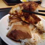 福の家 - 玉子ご飯定食　目玉焼きの下にはチャーシュー