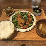 #702 CAFE&DINER - 週替り定食（大葉とチーズの肉巻き）