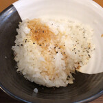 ラーメン イッケン - ご飯だけで食べても美味しい粉チーズ追い飯をどんぶりにドボン！