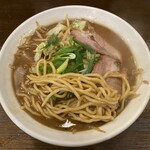 らぁめん じん - 少し縮れた中太麺