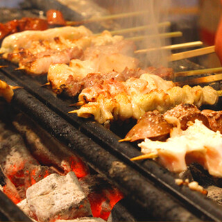 備長炭でじっくり焼き上げられる焼鳥