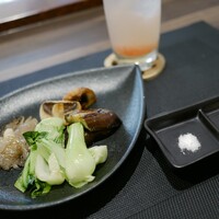 やさいや 鉄板焼野菜 赤坂店 - コースの鉄板焼き野菜の盛り合わせ。
                      私のチョイスはチンゲン菜・ヒラタケ
                      ブラウンマッシュルーム・茄子
                      塩が2種類付いてくるけど下味だけでも充分に美味しい