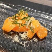やさいや 鉄板焼野菜 赤坂店 - 旬の野菜の前菜の2品目は
                    北海道美瑛町産の人参で味付けは3種類。
                    中には人参のピューレ。
                    白いのはクルミ。素揚げした人参の葉っぱをトッピング