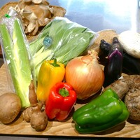 やさいや 鉄板焼野菜 赤坂店 - コースの鉄板焼き野菜の盛り合わせは
                    16種類の野菜から好きなものを4種類選べます。
