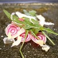 やさいや 鉄板焼野菜 赤坂店 - 旬の野菜の前菜の1品目は
                    生のうずまきビーツのスライスに
                    パルメザンチーズをトッピング。
