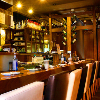 モダンで落ち着きのある大人の社交場