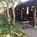 すや 西木 - 庭が見える席が2席。手前の角の席が特等席。