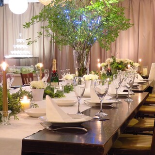 白を基調とした広々とした店内には、優雅な雰囲気のテーブル席があります。