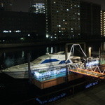 キャプテンズワーフ - 店の入り口からみた桟橋です。