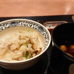 窯焼き割烹 黒泉 - 松茸とかマスの炊き込みご飯　赤だし　牛しぐれ煮　松茸と小松菜のお浸し
