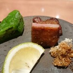 窯焼き割烹 黒泉 - 黒毛和牛タンの炉釜焼き 万願寺唐辛子 山ワサビの醤油かけ