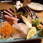 天ぷらと名古屋飯 えびす勘吉 - 刺身3種盛り(寒ぶり、ぶりトロ、鰹、ヒラメ)
