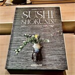 近松 - 国際的な料理本写真家 アンドレア・ファザーリの著書「SUSHI SHOKUNIN」に 掲載されています（承認済み）