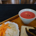 イカニカ - ビーツのすり流し。