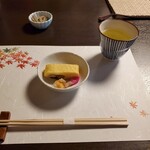 芦柳庵 - お茶と骨煎餅 そして1つ目の小鉢の鰻巻き これがまた美味しい