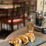 DRUNK DRAGON Chinese kitchen - 焼き餃子［3ｐ］450円。