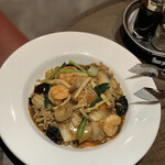 DRUNK DRAGON Chinese kitchen - 五目あんかけ焼きそば 950円。