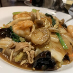 DRUNK DRAGON Chinese kitchen - 五目あんかけ焼きそば 950円。