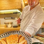 鮨 一 - 右手に注目。蒸し上がった毛蟹