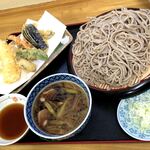 そば 永盛 - 天ぷらと、つけ鴨セイロ。これで1050円