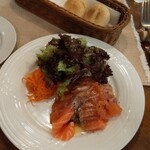 グローブ デュ モンド - 前菜のスモークサーモンとラタトゥイユのサラダ