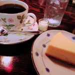 Miyako Shiya Kohi - ジャバロブスタ(￥715)とケーキ(￥495)。
                        今回はニューヨークチーズケーキです。