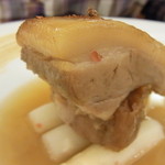 アフェット - ガスポール豚のコンフィ　バードックのスープに浮かべて