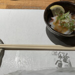 居酒屋 雑魚や - お通しと煮干しの箸置き