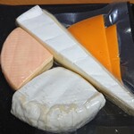 成城石井 - ブリーチーズ、ブルー・ド・ヴェルニュ、ゴーダ・プリマドンナ・マトゥロ、ペコリーノ ブリロ違った味わいが楽しめます。